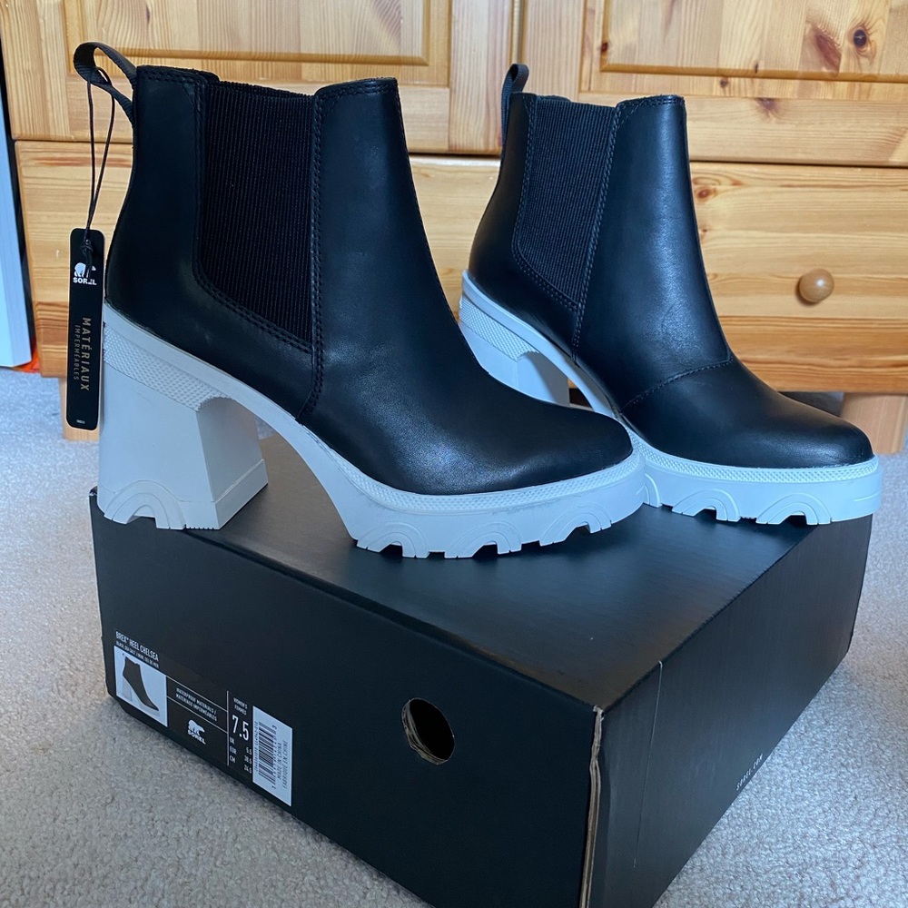 Women’s Sorel, new in box, Brex Heel Chelsea boots. Size 7.5